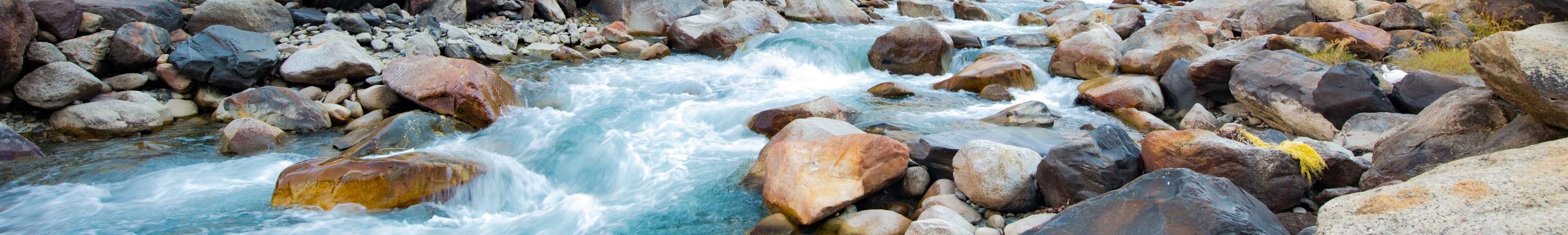 Curso de agua de un río pasando entre piedras