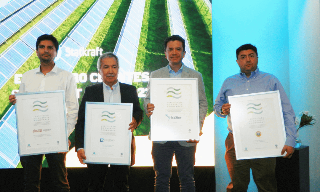 clientes mostrando su certificado de energ&iacute;a renovable