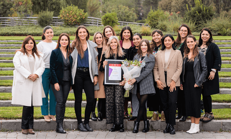 Mar&iacute;a Teresa Gonz&aacute;lez junto a las mujeres de su equipo luego de recibir premio de la ejecutiva del a&ntilde;o 2023