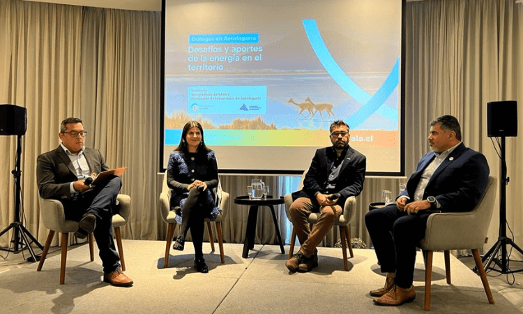 Panel de conversaci&oacute;n del evento di&aacute;logos en Antofagasta