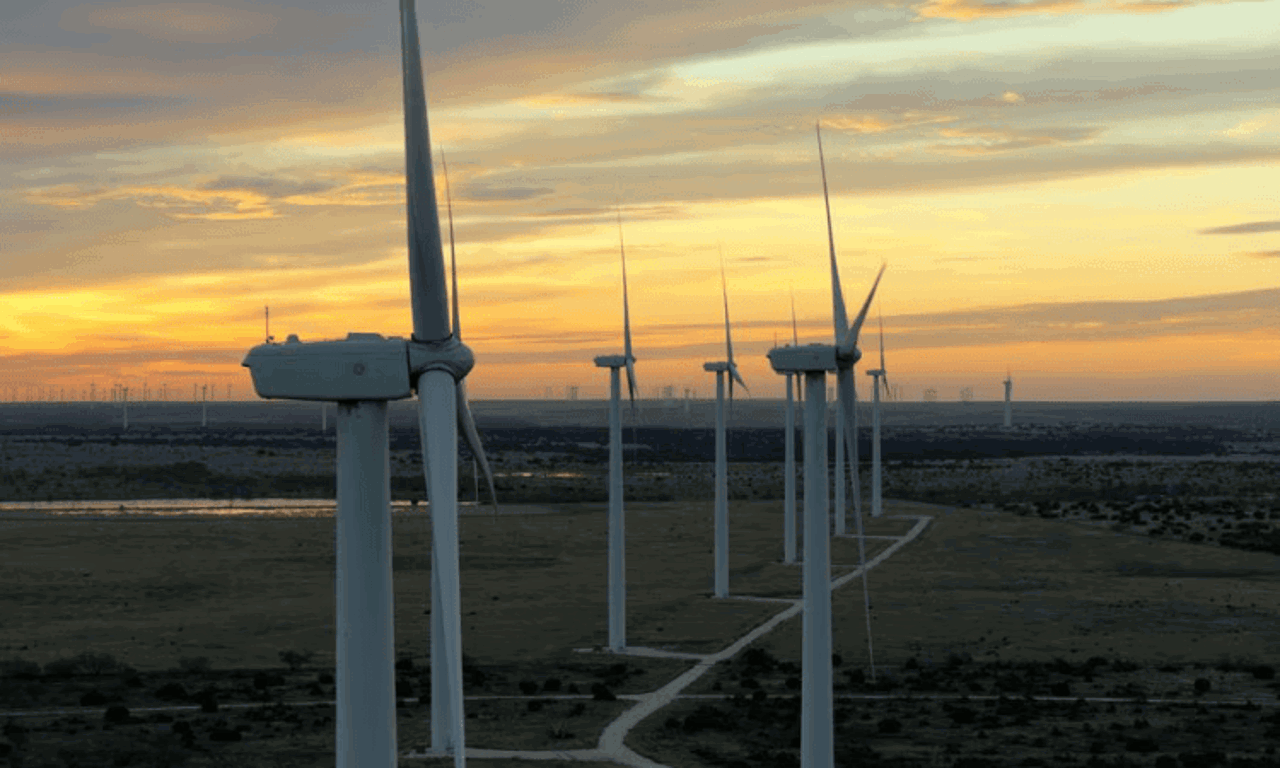 aerogeneradores en el atardecer