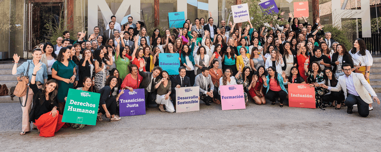 Grupo de personas en el corte de cinta de una inauguración