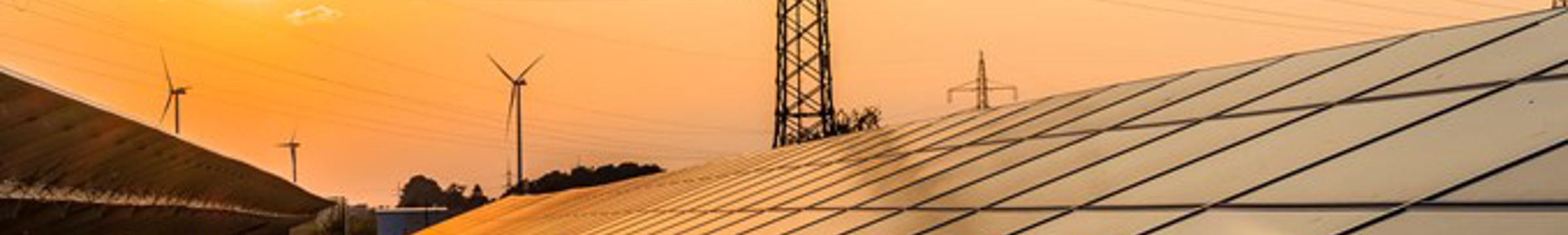 En atardecer, central eléctrica Statkraft Eólico, Solar y torres de alta tensión