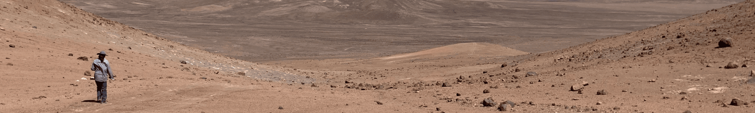 hombre en medio del desierto