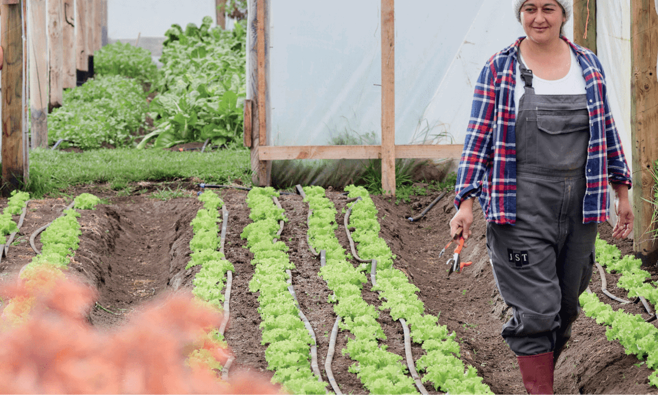 mujer en huerta