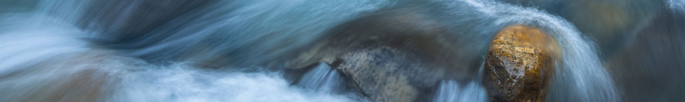 Corriente de agua chocando en rocas